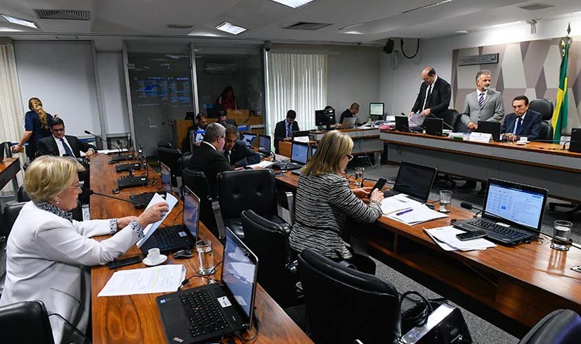 Senadores criticam votação de reajuste para ministros do STF e procurador-geral