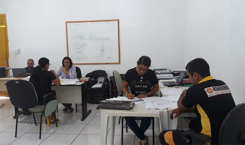 Equipe de Patrimônio e Regularização Fundiária atende moradores do bairro 10 de abril