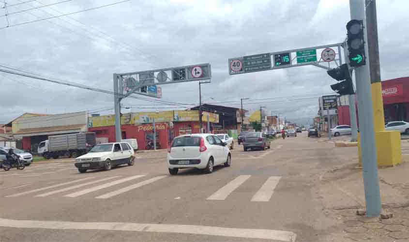 Prefeitura revitaliza semáforos, faixas e placas em Porto Velho