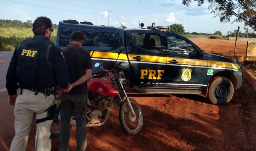 Em Itapuã do Oeste (RO), PRF recupera moto roubada