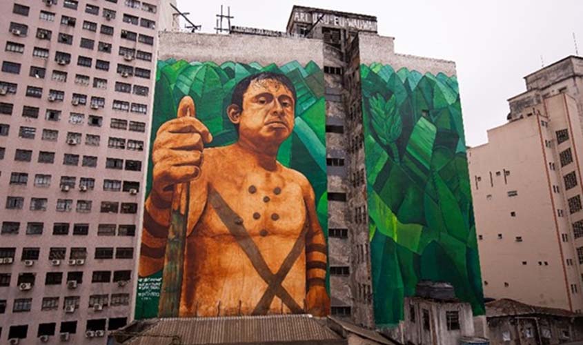 Painel que homenageia Ari Uru-Eu-Wau-Wau no centro de São Paulo ficará iluminado por um ano
