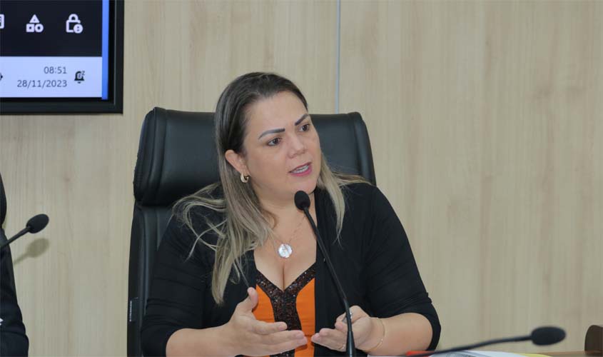 Cláudia de Jesus solicita criação de órgão especializado para proteger mulheres