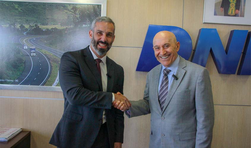 Senador Confúcio e diretor-geral do Dnit assinam Ordem de Serviço para construção de viaduto na BR-364 que dá acesso a Colorado e Cerejeiras