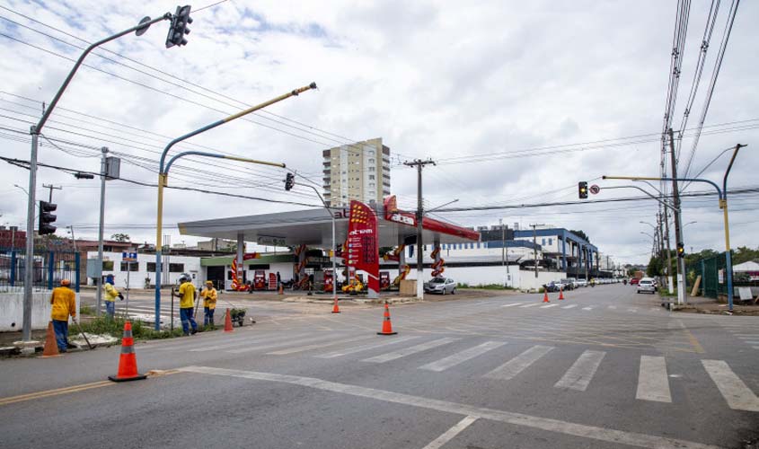 Nova sinalização no cruzamento da av. Rogério Weber com João Alfredo proíbe conversão à esquerda nas duas vias