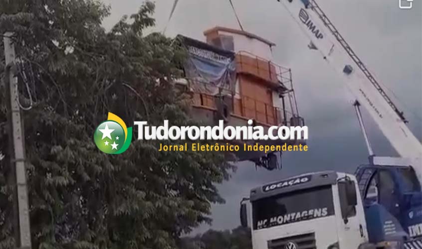 Caminhão guindaste não suporta peso de barco e tomba no Rio Guaporé