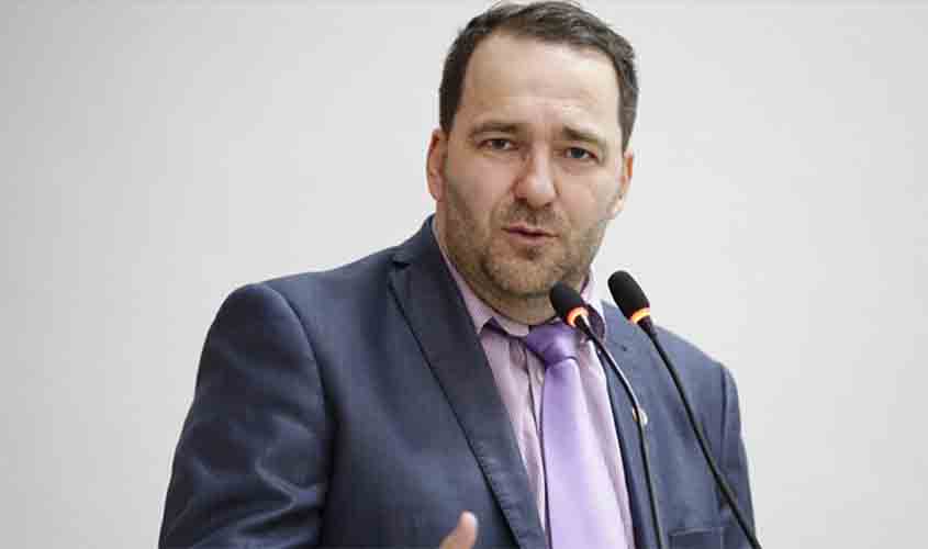 Emenda de Alex Redano garante convênio de R$ 225 mil para aquisição de material didático para Monte Negro