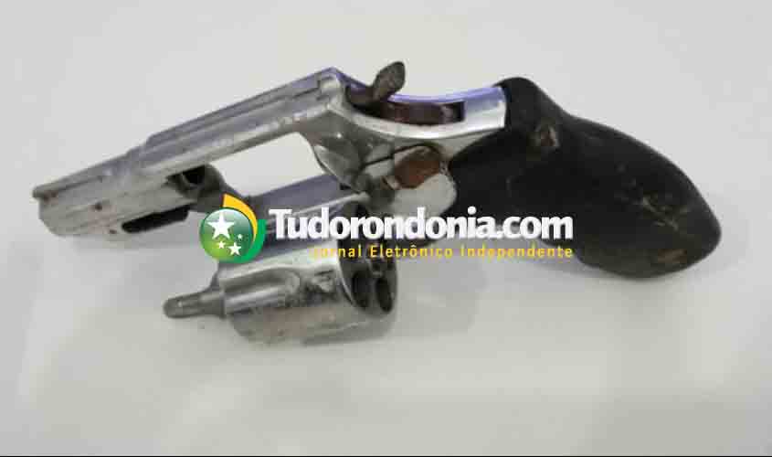 Homem ameaça vizinho com tiro na cara e é preso com revólver