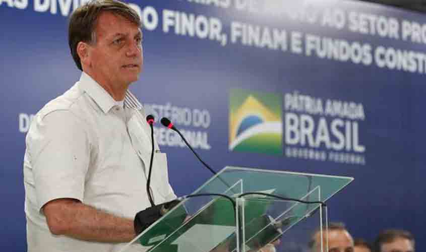 Da água de côco na veia à imunidade praiana, o besteirol de Bolsonaro