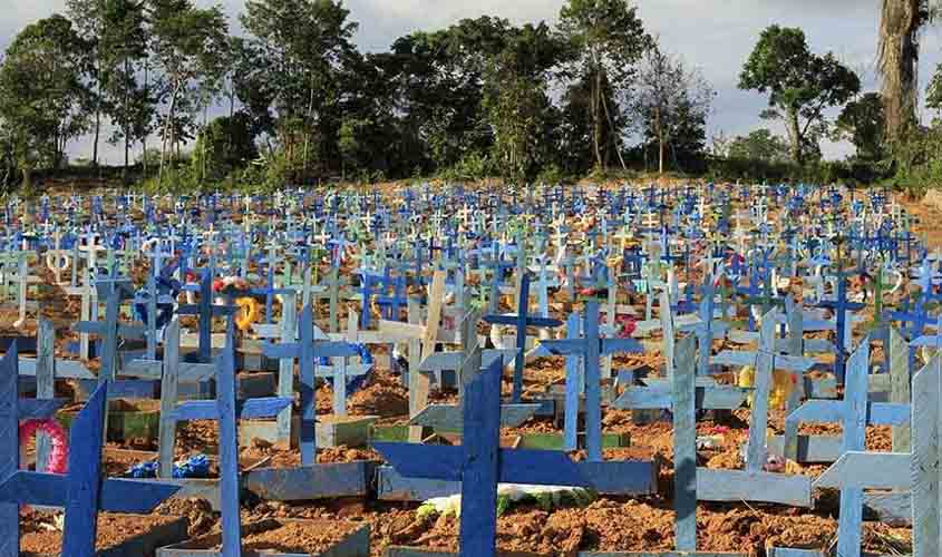 Senadores lamentam 200 mil mortes por covid e comemoram CoronaVac  