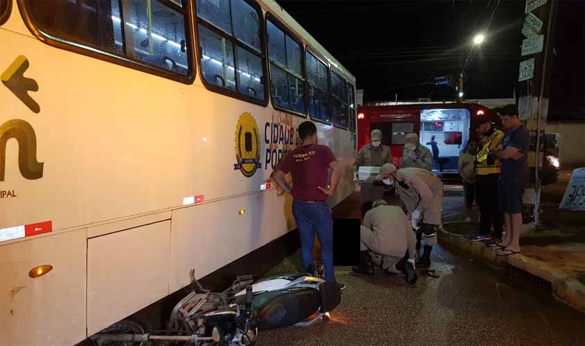 Motociclista quase tem o corpo esmagado por ônibus na zona leste