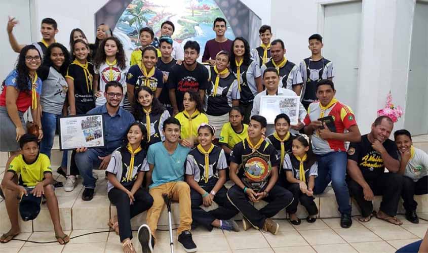Deputado Anderson recebe placa de agradecimento do Clube dos Desbravadores Guardiões da Bíblia