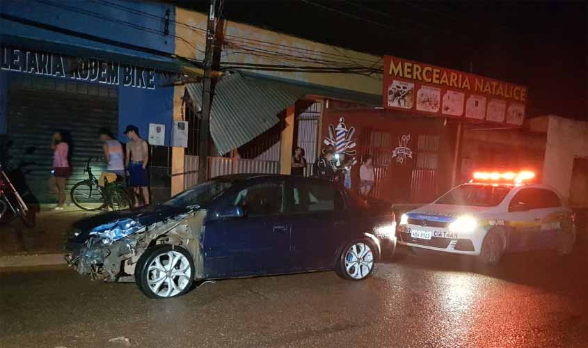 Motorista perde controle da direção e derruba poste de iluminação pública