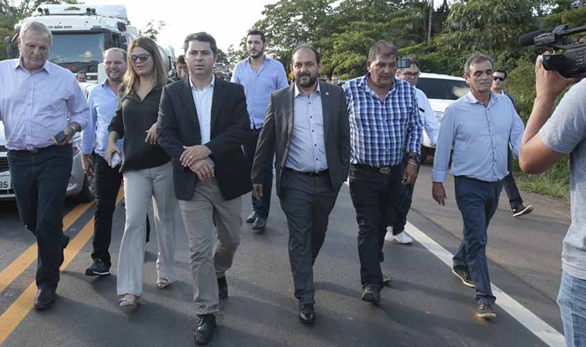 Deputados estaduais e senador vistoriam obras em trecho que desabou na BR-364