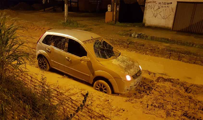 Motorista erra caminho e vai parar dentro de obra da prefeitura