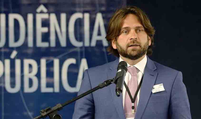 Amigo de Flávio e Eduardo Bolsonaro, assessor demitido por usar avião da FAB é nomeado para novo cargo no governo