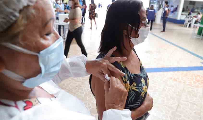 Prefeitura segue vacinando trabalhadores da Saúde em unidades que atendem pacientes de Covid-19