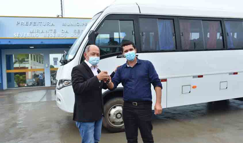 Coronel Chrisóstomo entrega ônibus novo a Mirante da Serra para transportar pacientes de hemodiálise