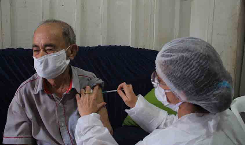 Idosos começam a ser vacinados contra covid-19, entenda programação