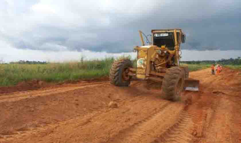 Trechos da RO 457 no Vale do Jamari recebem manutenção realizada DER