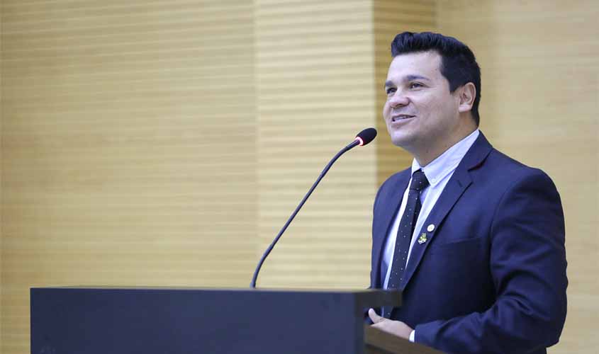 Marcelo Cruz reafirma apoio na luta pelo direito das mulheres