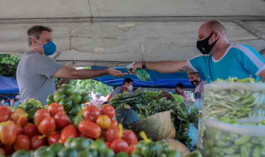Prefeitura orienta feirantes e consumidores para que cumpram medidas de prevenção