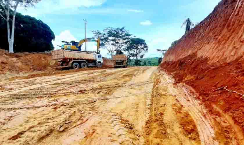 DER rebaixa Serra do “Cotovelo do Arara” e alinha estrada na RO-475 que interliga Ji-Paraná ao distrito de Rondominas
