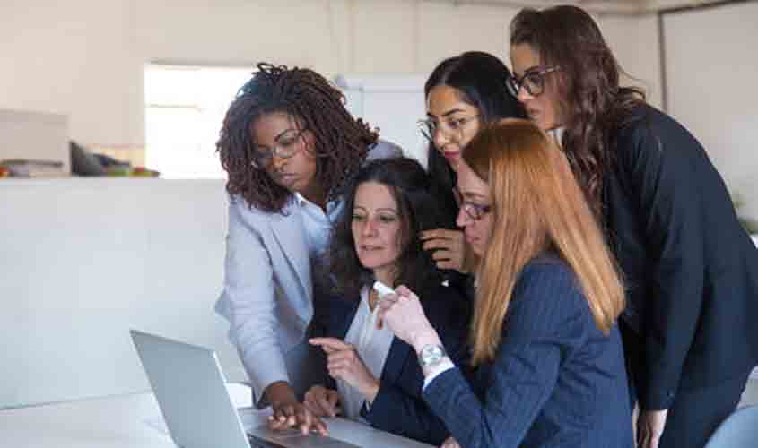 7 em cada 10 mulheres abriram mão da saúde física ou de hobbies em prol do trabalho