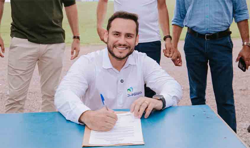 Prefeito assina ordem de serviço para recuperar iluminação do Biancão