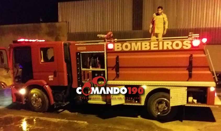 Homem incendeia residência da ex-mulher e ainda a ameaça por mensagem de aplicativo