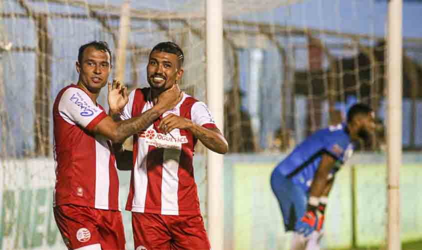 Náutico sofre, mas bate Salgueiro e dispara na ponta do Pernambucano