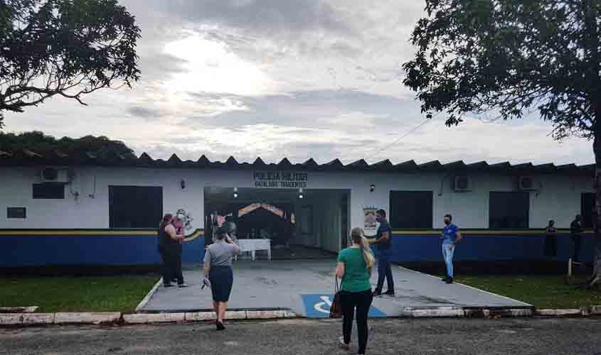 Policiais Militares que atuam no enfrentamento à covid-19 da região Central de Rondônia são vacinados