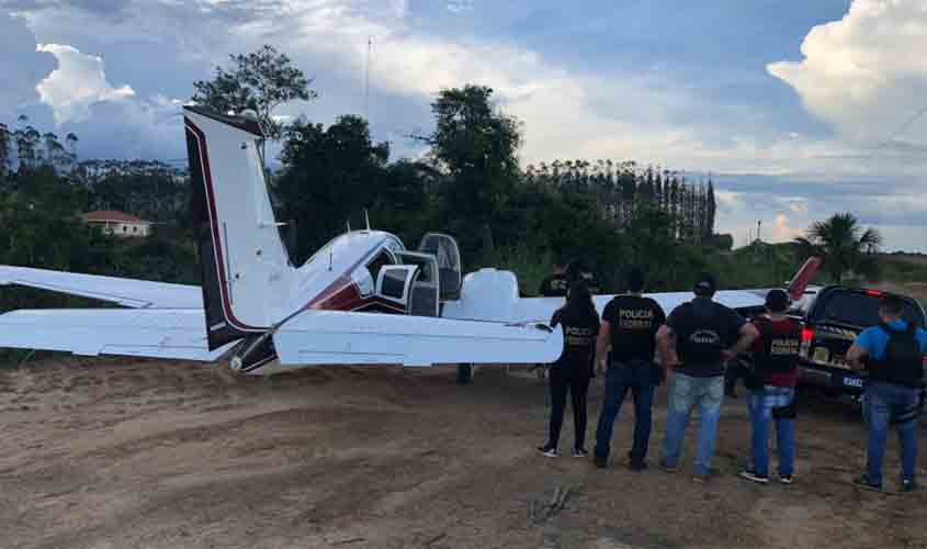 Polícia Federal intercepta avião com carregamento de cocaína na BR-319 e preenche piloto