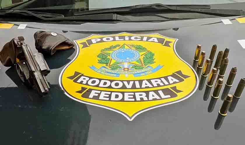 Em Porto Velho/RO, PRF apreende um revólver