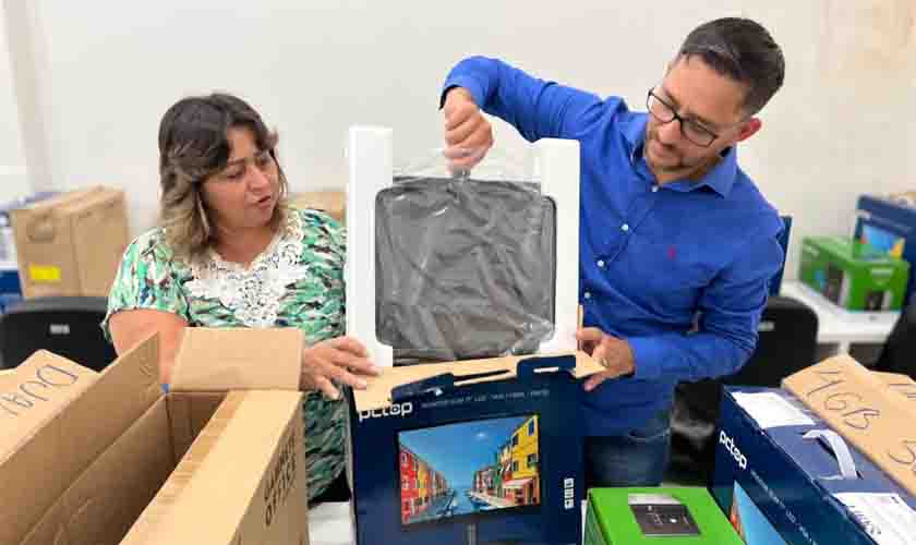 Deputado Anderson realiza entrega de computadores, bancadas e nobreaks na Escola Municipal Vôo da Juriti