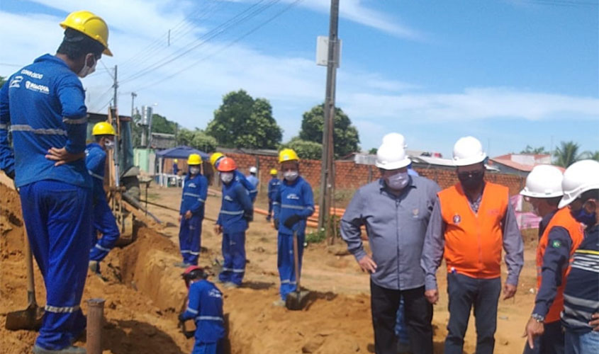 Equipe técnica do DER fiscaliza obra de esgotamento sanitário que atenderá mais de 29 mil residências