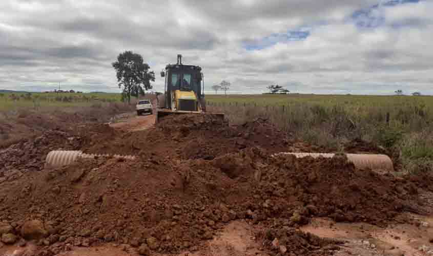 DER instala tubo de aço na RO-135 para melhorar a trafegabilidade na região