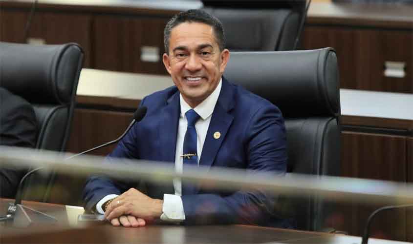 Eyder Brasil vota a favor de projetos que valorizam servidores públicos e fortalecem a gestão em Rondônia