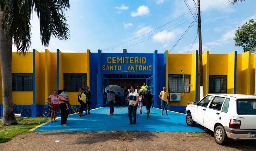 Cemitério Santo Antônio recebe limpeza para o Dia das Mães