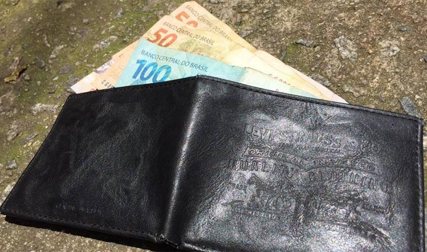 Flagrados sem máscaras durante a madrugada, rapazes são abordados pela PM, que encontra notas falsas em poder deles