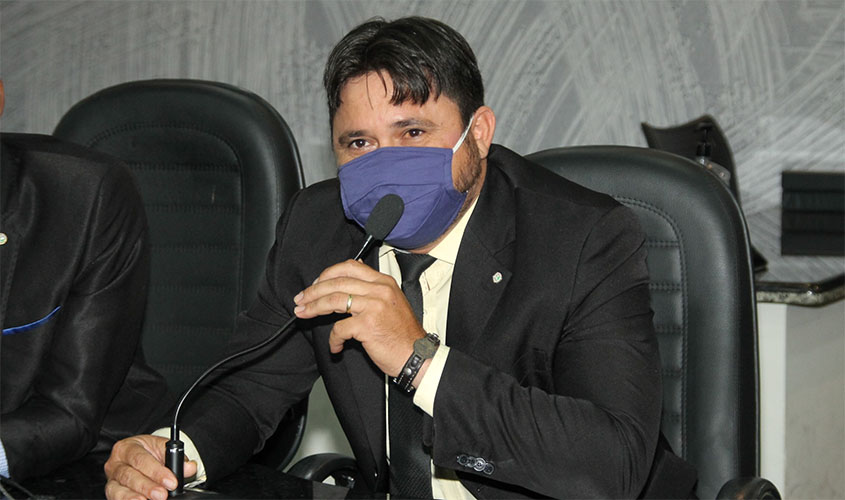 Beto Wosniach apresenta anteprojeto para criação de laboratório de reprodução animal