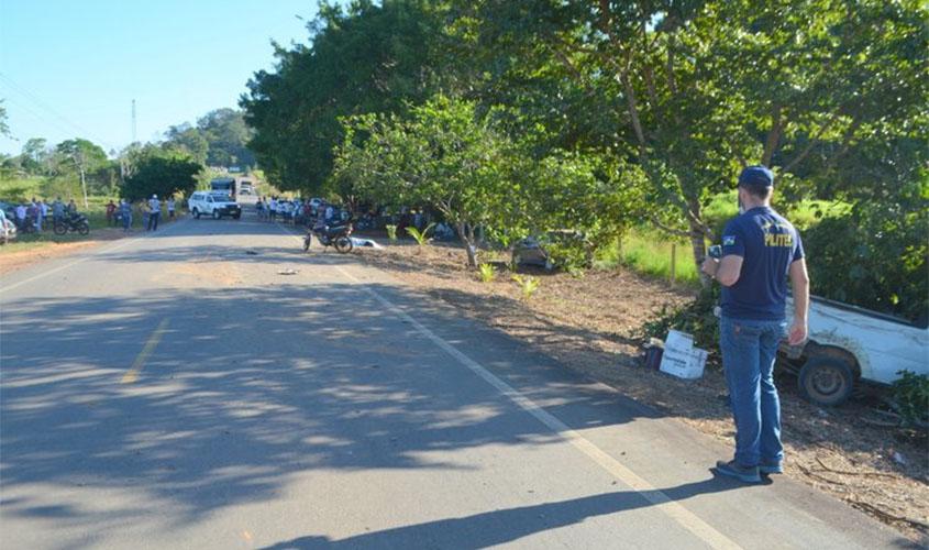 Acidente envolvendo dois automóveis e uma motocicleta deixa uma vítima fatal