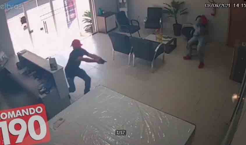 Comerciante reage a roubo, mata assaltante e fere outro durante troca de tiros – VIDEO DA AÇÃO