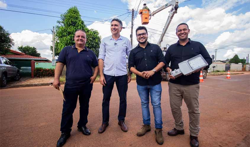 Deputado Marcelo Cruz faz entrega de iluminação de LED em Pimenta Bueno
