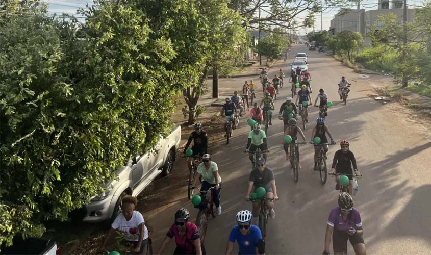 Ciclistas participam de ação ambiental e educativa