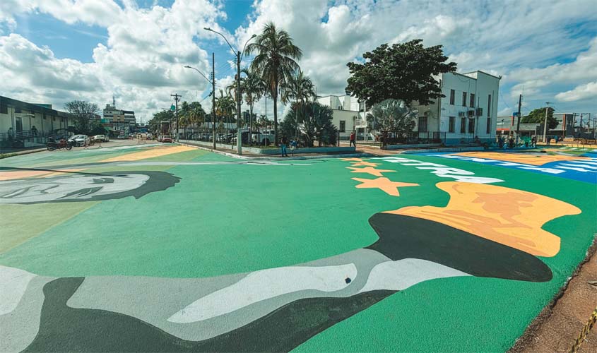 Trânsito no centro é impactado por pintura temática