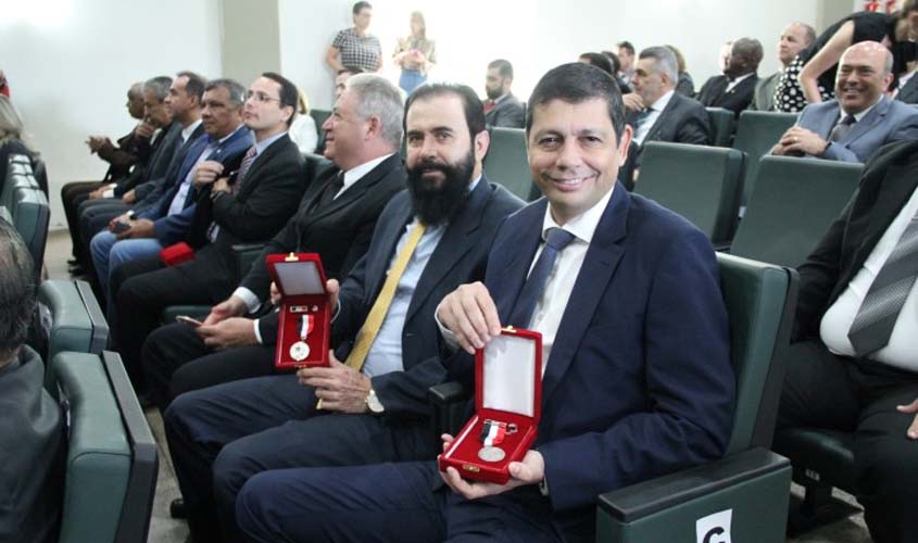 Presidente da OAB/RO, Elton Assis, recebe medalha do mérito “Mauro dos Santos” da Policia Civil 
