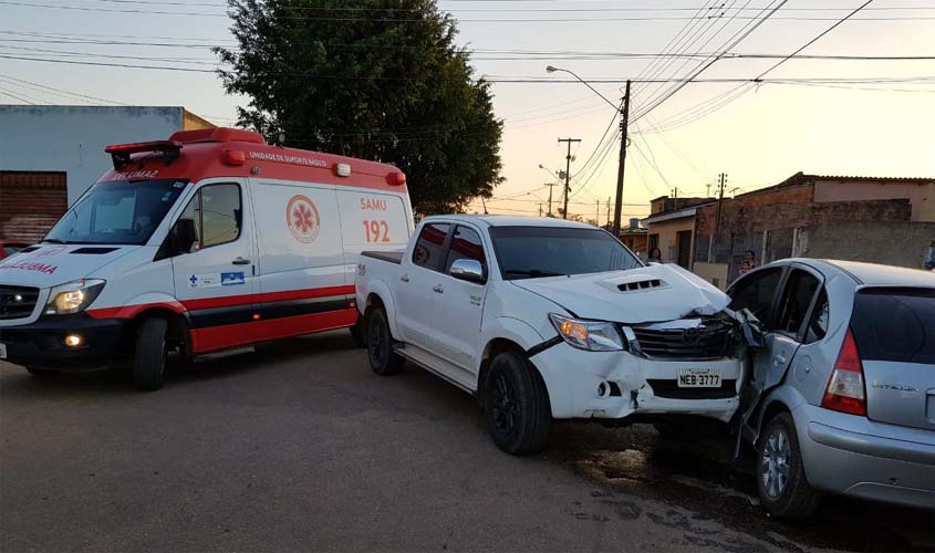 Carro avança preferencial e acaba atingido por outro na zona sul
