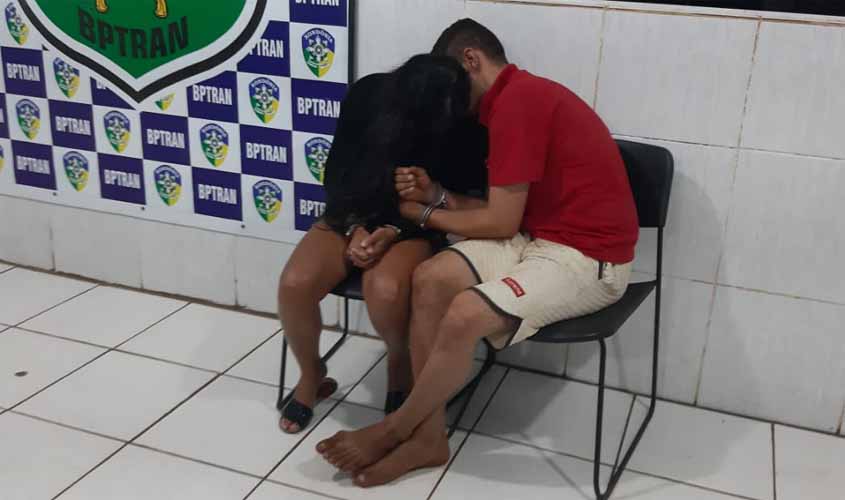 Polícia recebe denúncia e prende casal com pistola e moto roubada
