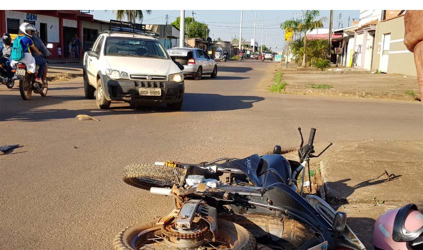 Motorista não dá seta e causa acidente com moto