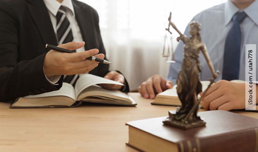 Testemunha de advogado que a assistiu em processo contra o mesmo empregador é suspeita